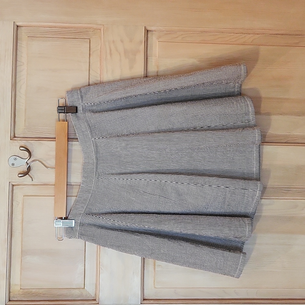 Victoria's Secret A-line skater skirt, size 4, grey and white stripe